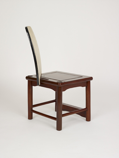Chinoise Trouvé 2007 Found wooden chair elements
This chair uses a copy of a Chinese antique
stool as found in many shopping malls around the world